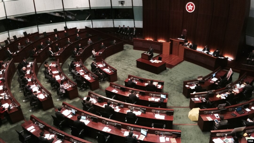 香港特首梁振英出席立法會施政報告答問大會，有泛民議員舉牌及放黃傘抗議
