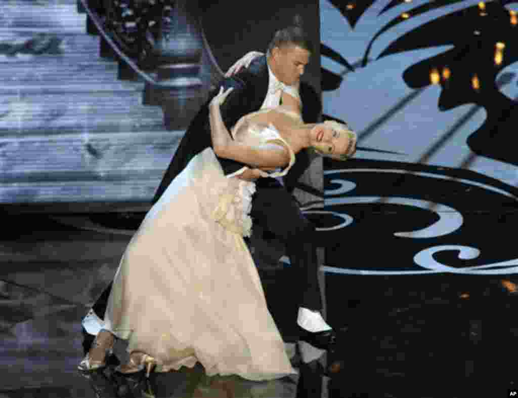 Aktor Channing Tatum dan aktris Charlize Theron menari dalam pembukaan Academy Awards 2013 di Dolby Theatre, Los Angeles (24/2). (AP/Chris Pizzello/Invision)