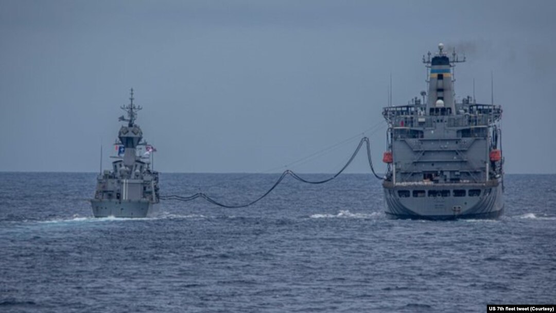 美國海軍第七艦隊的驅逐艦“柯蒂斯·威爾伯號”和澳大利亞皇家海軍的安扎克級護衛艦“巴拉臘特號”在南中國海進行聯合軍演。（2021年6月11日）