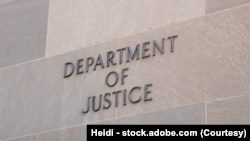 资料照片：位于华盛顿的美国司法部总部大楼外墙的“司法部”字样。