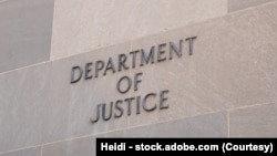 资料照片：美国司法部总部大楼的“司法部”字样。
