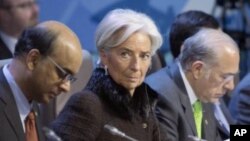 La directrice du Fonds monétaire international , Christine Lagarde, au centre, assiste à une réunion avec des minsitres des Finances de G-20 à Moscou, février 2016.