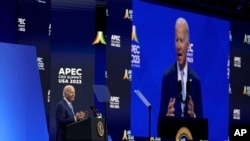 Presiden AS Joe Biden berbicara di hadapan para pemimpin bisnis dalam KTT APEC di San Francisco, California, pada 16 November 2023. (Foto: AP/Eric Risberg)