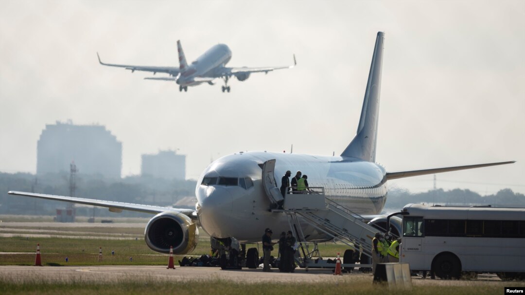 Čarter avion za Haiti sprema se da ukrca putnike na Međunarodnom aerodromu u San Antoniju dok američke vlasti ubrzavaju deportaciju migranata na granici sa Meksikom u San Antoniju u Teksasu, 20. septembra 2021. at the border with Mexico, in San Antonio, Texas, Sept. 20, 2021.