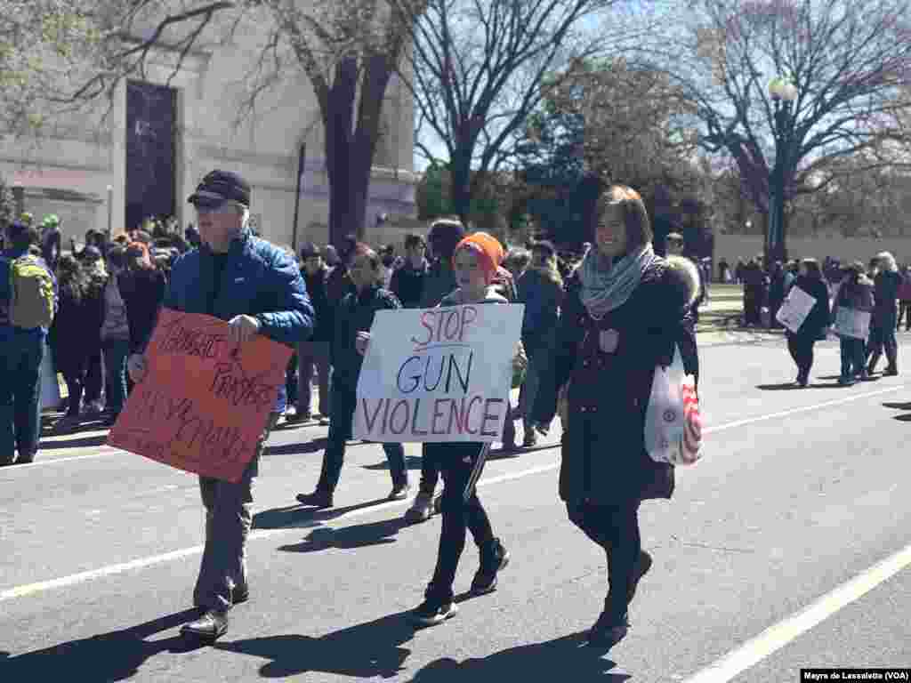 Famílias juntaram-se à Marcha Pelas Nossas Vidas, em Washington DC pedido maior controlo de armas 