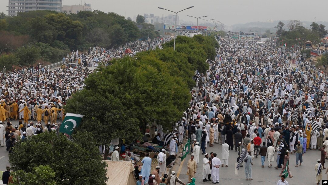 Para pendukung kelompok radikal Islam Pakistan, 'Jamiat Ulema-e-Islam', melakukan unjuk rasa anti-pemerintah di Islamabad (foto: ilustrasi). 