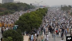 Para pendukung kelompok radikal Islam Pakistan, 'Jamiat Ulema-e-Islam', melakukan unjuk rasa anti-pemerintah di Islamabad (foto: ilustrasi). 