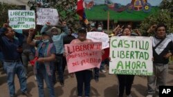 Partidarios del derrocado presidente peruano Pedro Castillo protestan con carteles pidiendo su liberación afuera de la base de la Policía Nacional donde el expresidente se encuentra detenido para una audiencia, enfrentando cargos de rebelión, en las afueras de Lima, Perú, el 13 de diciembre de 2022. (Foto AP/Guadalupe Pardo)