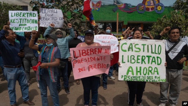 Partidarios del derrocado presidente peruano Pedro Castillo protestan con carteles pidiendo su liberación afuera de la base de la Policía Nacional donde el expresidente se encuentra detenido para una audiencia, enfrentando cargos de rebelión, en las afueras de Lima, Perú, el 13 de diciembre de 2022. (Foto AP/Guadalupe Pardo)