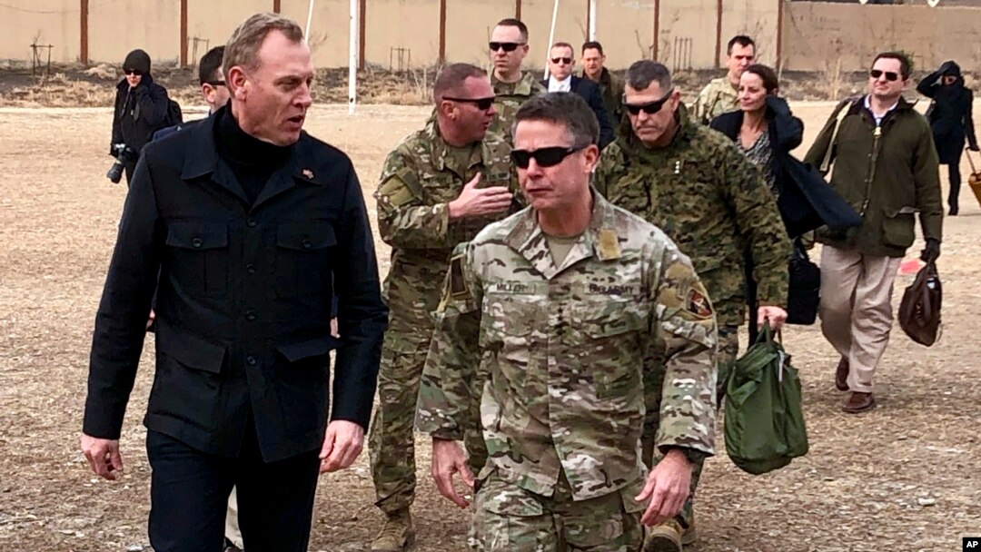Vršilac dužnosti sekretara za odbranu SAD Pat Šanahan stiže u Kabul, Avganistan, 11. febraura 2019. kako bi se konsultovao sa armijskim generalom Skotom Milerom (desno) i višim zvaničnicima Avganistana.