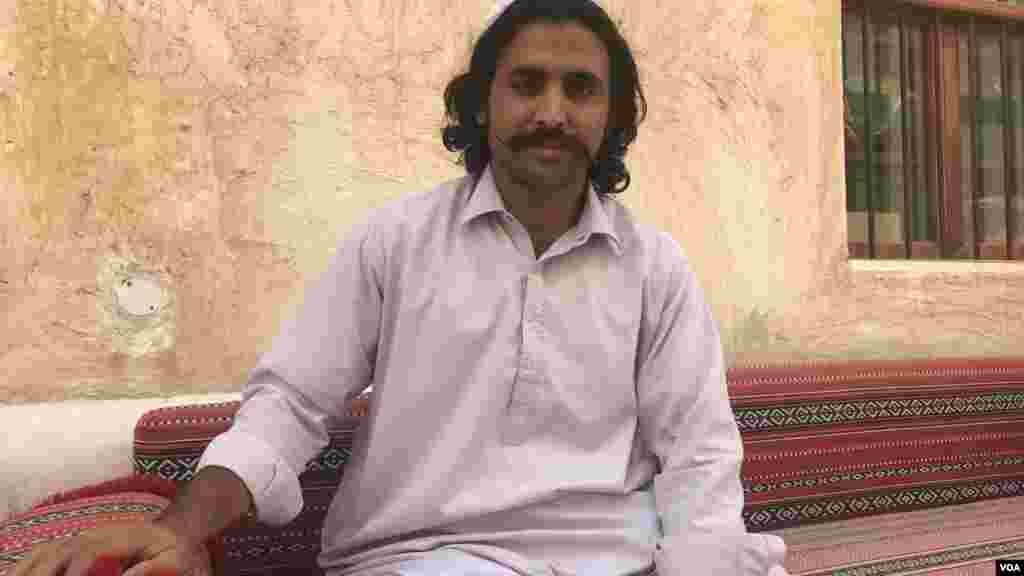 ضلع گھوٹکی کے رہائشی بچن خول اور دستانے بنانے کا کام دو دہائیوں سے کر رہے ہيں۔ وہ سات سال سے قطر میں يہ کام کر رہے ہيں۔ اس سے قبل کراچی ميں يہی کام کرتے تھے۔ وہ چھ ماہ قطر اور چھ ماہ پاکستان ميں گزارتے ہيں۔ بچن کے مطابق کراچی ميں ايک خول بنانے کے 300 روپے ملتے تھے جبکہ دوحہ ميں اچھی تنخواہ ملتی ہے۔