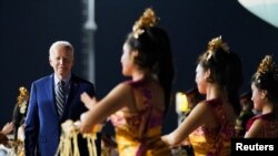 Presiden AS Joe Biden Tiba di Bandara Internasional Ngurah Rai pada 13 November 2022, untuk menghadiri KTT G20 di Nusa Dua, Bali. (Foto: Reuters/Kevin Lamarque)