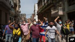 지난달 11일 쿠바 수도 아바나에서 식량 부족과 높은 물가, 신종 코로나바이러스 확산으로 인한 보건 위기에 항의하는 반정부 시위가 열렸다.
