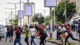 Sejumlah demonstran tampak berlarian saat polisis berusaha membubarkan mereka dalam aksi protes menentang hasil pemilu di Maputo, Mozambique, pada 7 November 2024. (Foto: AP/Carlos Uqueio)