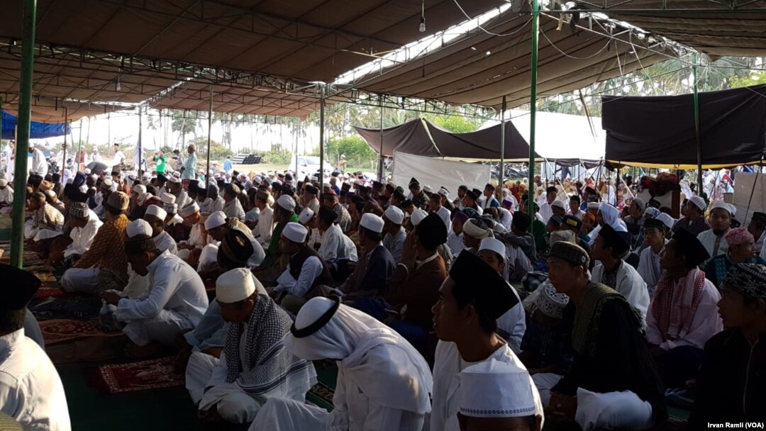 Sholat Idul Adha di mushola darurat lapangan Mentigi, Lombok Utara, Rabu 22 Agustus 2018. (Foto:VOA/Irvan Ramli)