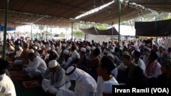 Sholat Idul Adha di mushola darurat lapangan Mentigi, Lombok Utara, Rabu 22 Agustus 2018. (Foto:VOA/Irvan Ramli)