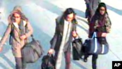 23 فروری 2015 میں لندن میں میٹروپولیٹن پولیس کی طرف سے جاری کردہ سی سی ٹی وی سے لیا گیا ہے، 15 سالہ امیرہ عباس، بائیں، 16 سالہ قدیزہ سلطانہ، اور15 سالہ شمیمہ بیگم، (مرکز میں) گیٹ وک ہوائی اڈے سے گزرتی ہوئی، ترکی کے لیے اپنی پرواز پکڑنے سے پہلے۔ فوٹو بذریعہ اے پی