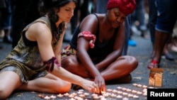 Des jeunes femmes participants à une veillée pour Michael Brown à Brooklyn dans l'Etat de New York (Reuters)