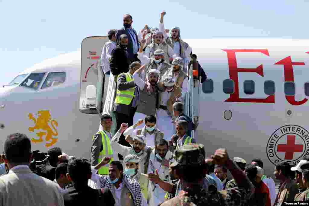 석방된 반군 후티 수감자들이 예멘의 사나 국제공항에 도착했다. 내전을 치르고 있는 예멘 정부와 반군 후티가 지난달 수감자 천 명을 교환하기로 했다. 
