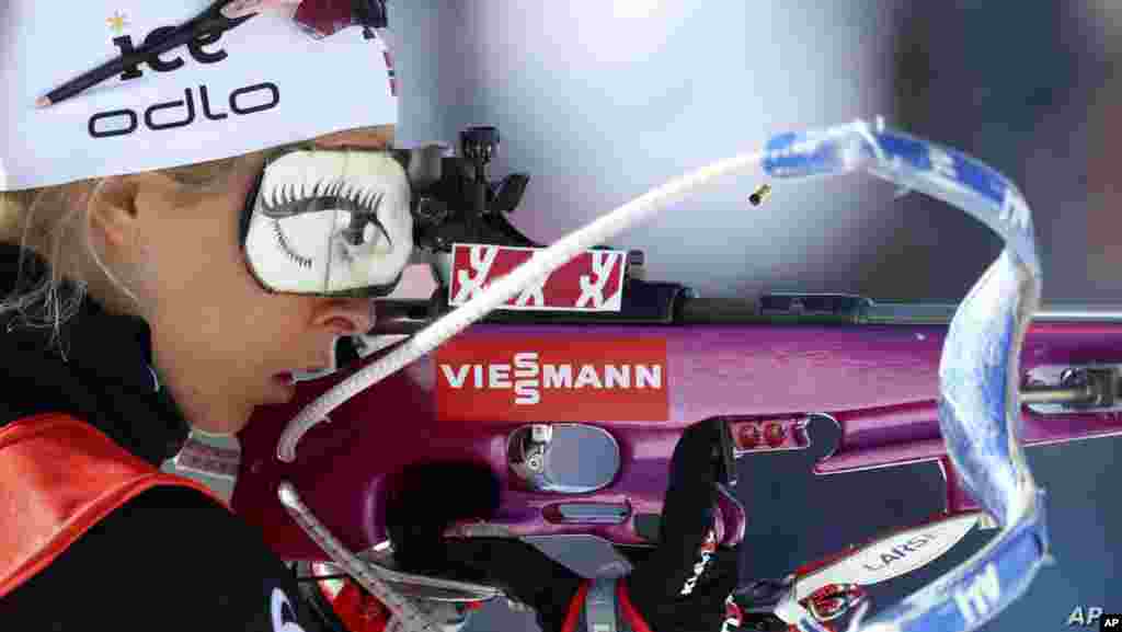 이탈리아라젠 안톨즈에서 열린 바이애슬론 월드 챔피언십 여자 계주 4 x 6 km 출전 준비연습을 하고 있는 인그리드 랜드마크 탄드레볼드 노르웨이 선수의 총에서 탄약통이 빠져나왔다. 