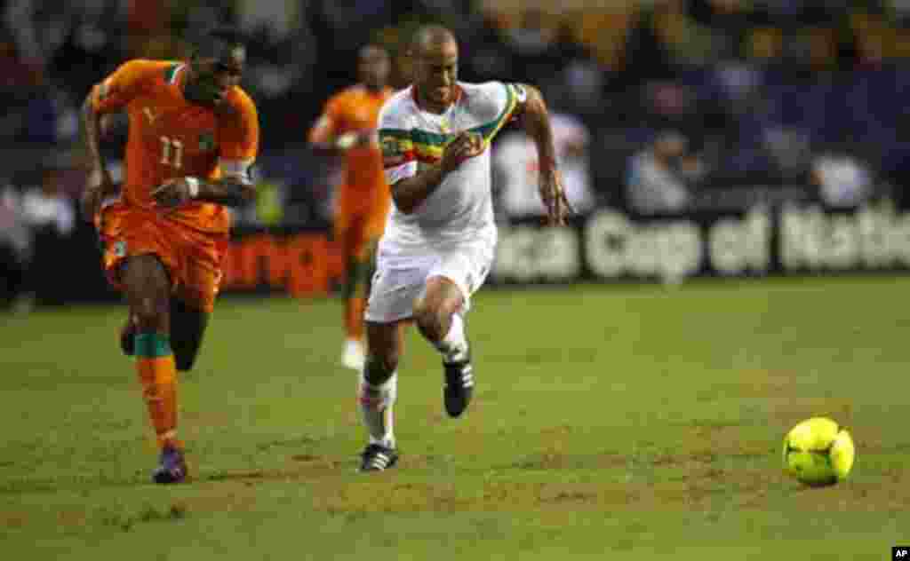 Ivory Coast's Didier Drogba (L) runs for the ball against Mali's Cedric Kante during their African Nations Cup semi-final soccer match at the Stade De L'Amitie Stadium in Gabon's capital Libreville February 8, 2012.