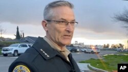 Sheriff Mike Boudreaux dari kantor Sheriff Tulare County berbicara kepada para wartawan di dekat loaksi penembakan fatal di Visalia, California, 16 Januari 2023. (Foto: Tulare County Sheriff's Office via AP)