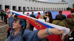 Під час воєн у росіян зростає самоповага, свідчать опитування. На фото - святкування Дня державного прапора Росії в парку Перемоги, Москва, 22 серпня 2024 р. AP Photo/Pavel Bednyakov