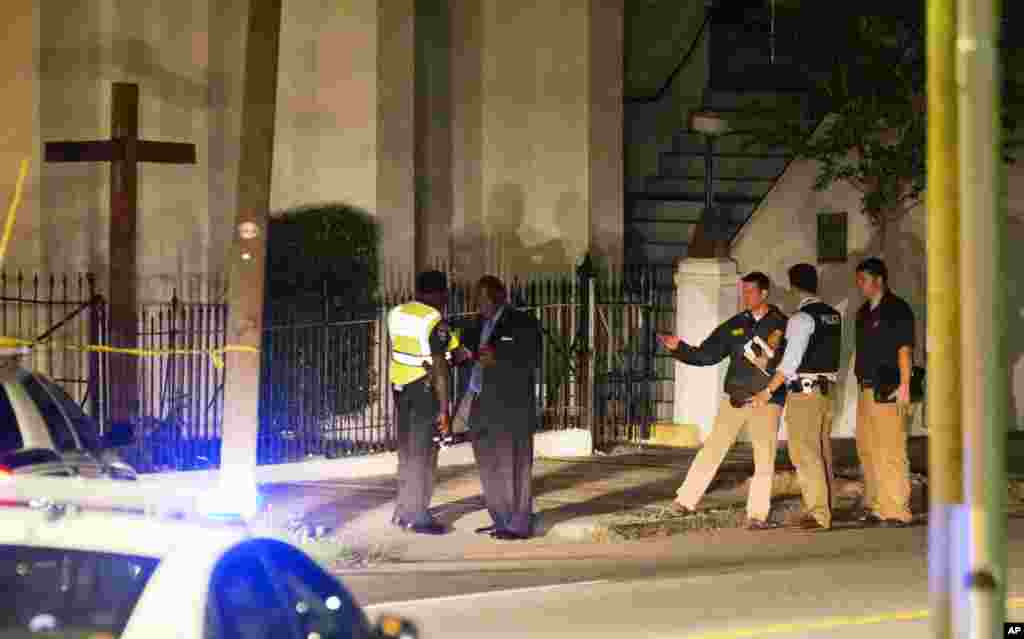 Policia à porta da Igreja Emanuel AME após o tiroteio ali registado (17 de Junho 2015) &nbsp;