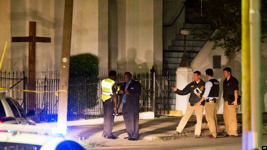 Polisi berjaga-jaga di luar Gereja Emanuel AME di Charleston, South Carolina, menyusul penembakan Rabu (17/6). (AP/David Goldman)