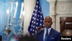 Wali Kota New York City Eric Adams menghadiri acara penghargaan M/WBE di Gracie Mansion di New York, pada 13 Februari 2025. (Foto: Reuters/David 'Dee' Delgado)