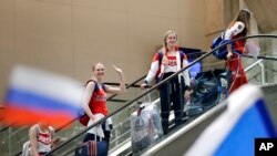 Les membres de la délégation olympique russe à leur arrivée à l'aéroport international de Rio de Janeiro à Rio de Janeiro, Brésil, 28 juillet 2016. 