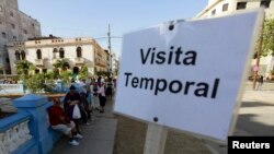 Desde 1961 el gobierno comunista mantenía instaurada una serie de restricciones a los viajes al exterior de los cubanos.