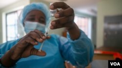 A nurse prepares to vaccinate a citizen against COVID-19, at Wilkins Hospital, Zimbabwe's main vaccination center, in Harare, May 12, 2021. (Columbus Mavhunga/VOA)