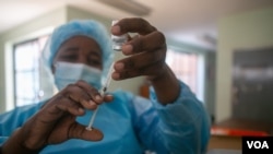 A nurse prepares to vaccinate a citizen against COVID-19, at Wilkins Hospital, Zimbabwe's main vaccination center, in Harare, May 12, 2021. (Columbus Mavhunga/VOA)