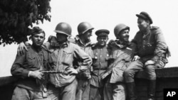 美国军队与苏联军队1945年4月25日在德国易北河胜利会师。