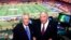 Pembawa acara asal stasiun televisi Fox Pat Summerall (kiri) dan John Madden berdiri di stan tempat mereka melangsungkan siaran NFL di salah satu stadion di New Orleans, pada 3 Februari 2002. (Foto: AP/Ric Field)