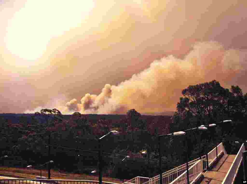 Api membubung dari kebakaran di dekat Springwood, sebelah barat Sydney (17/10). (AP/New South Wales Rural Fire Service)