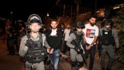 Polisi Israel menahan pemuda Palestina yang memrotes penggusuran paksa rumah-rumah warga di Sheikh Jarrah, Yerusalem timur. Insiden ini kemudian memicu konflik yang lebih besar antara Israel dan Hamas.