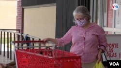 Una mujer con mascarilla en un supermercado de la ciudad de Miami, donde se están registrando un gran número de contagios. Julio 17 de 2020.