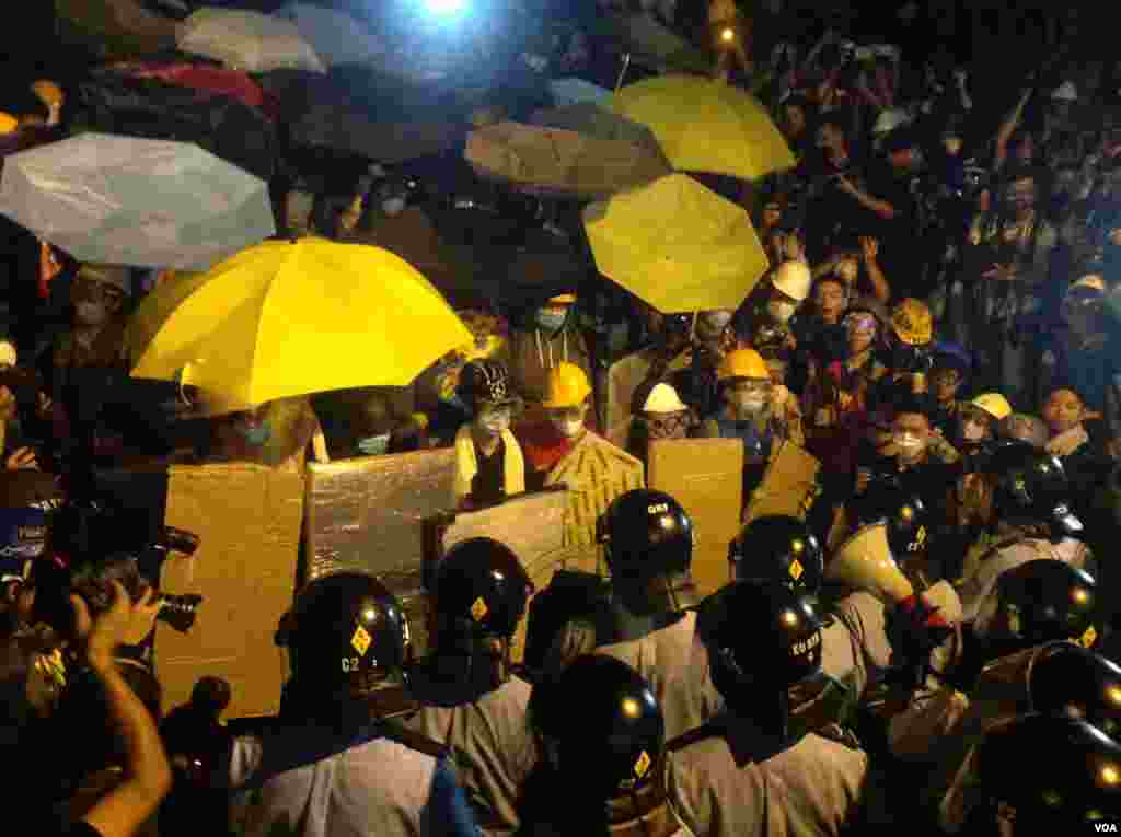 数千香港学生市民在金钟聚会与警方对峙 (美国之音海彦 拍摄) 