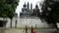 ក្រុមបាតុការ​ប្រឆាំង​នឹង​ការ​រើស​អើង​ជន​ស្មែក​ខ្មៅ (Black Lives Matter) ប្រើ​ប្រាស់​ខែល​នៅ​ពេល​មន្ត្រី​សហព័ន្ធ​ប្រើ​សារធាតុ​គីមី​ដើម្បី​បំបែក​បាតុកម្ម​នៅ​តុលាការ&nbsp;Mark O. Hatfield United States ក្នុង​ទីក្រុង​ Portland រដ្ឋ Oregon សហរដ្ឋ​អាមេរិក។