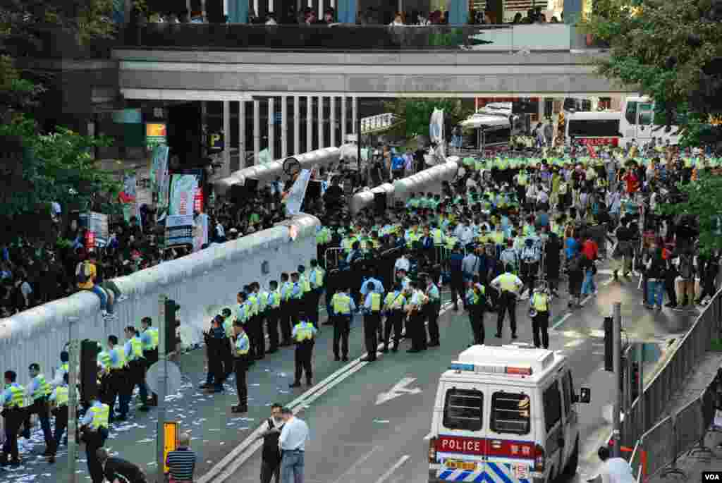 香港警方派出大批警員並配備盾牌及新型胡椒噴霧應付示威者