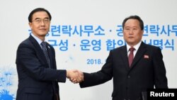 조명균 한국 통일부 장관과 리선권 북한 조국평화통일위원회(조평통) 위원장이 지난 9월 북한 개성에서 열린 남북 공동연락사무소 개소식에서 악수하고 있다.