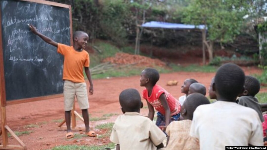 Abana bitabiriye kwiga gusoma no kwandika mu biruhuko