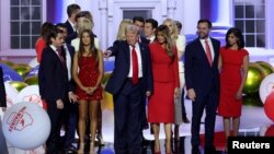 Donald Tramp sa suprugom Melanijom i drugim članovima porodice, i kandidat za potpredsednika Džej Di Vens sa suprugom Ušom Čilukuri Vens, završnog dana Reupblikanske nacionalne konvencije, 18. jula 2024.