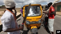 'Yan bangan Fararen Hulan JTF suna anfani ne da kulake da sanduna da makaman da aka sarafa cikin gida suna sintiri a kan titunan Maiduguri, Najerya.