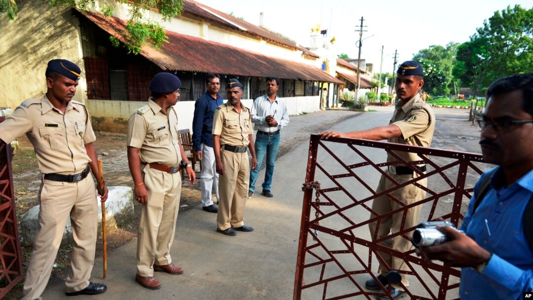 Polisi menjaga penjara Nagbur tempat terpidana pemboman Mumbai tahun 1983, Yakub Abdul Razak Memon, ditahan di Nagpur, India (29/7). 