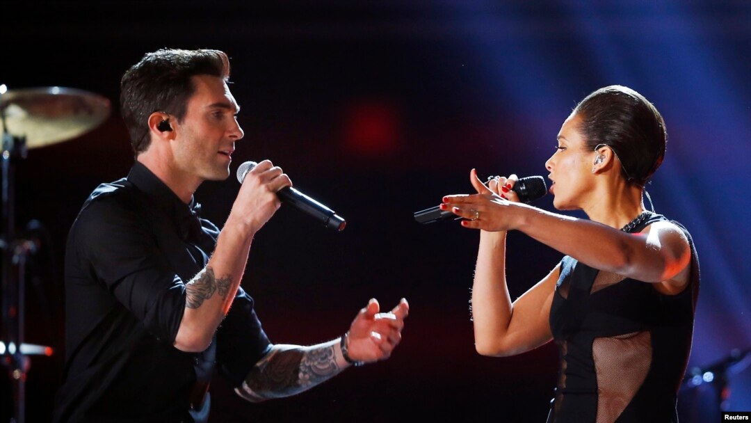 Penyanyi Maroon 5 Adam Levine dan Alicia Keys tampil dalam upacara pemberian anugerah musik Grammy Awards ke-55 di Los Angeles, California (10/2). (Foto: AP)