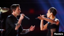 Penyanyi Maroon 5 Adam Levine dan Alicia Keys tampil dalam upacara pemberian anugerah musik Grammy Awards ke-55 di Los Angeles, California (10/2). (Foto: AP)