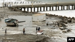 Sebuah kapal nelayan terdampar setelah ombak kuat menerjang wilayah Lobitos, provinsi Talara, Peru, pada 27 Desember 2024. (Foto: AFP/Nicolas Landa Tami)